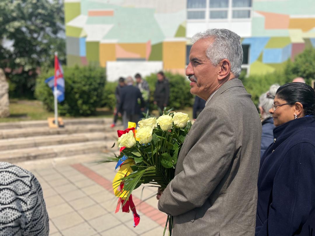 Embajador de Venezuela rinde honores a José Martí en Budapest.