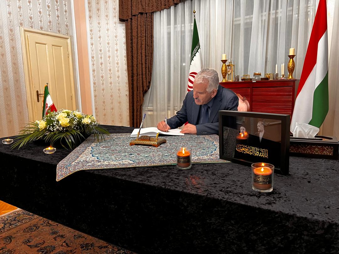 Embajador de Venezuela firma Libro de Condolencias en Embajada de Irán en Budapest